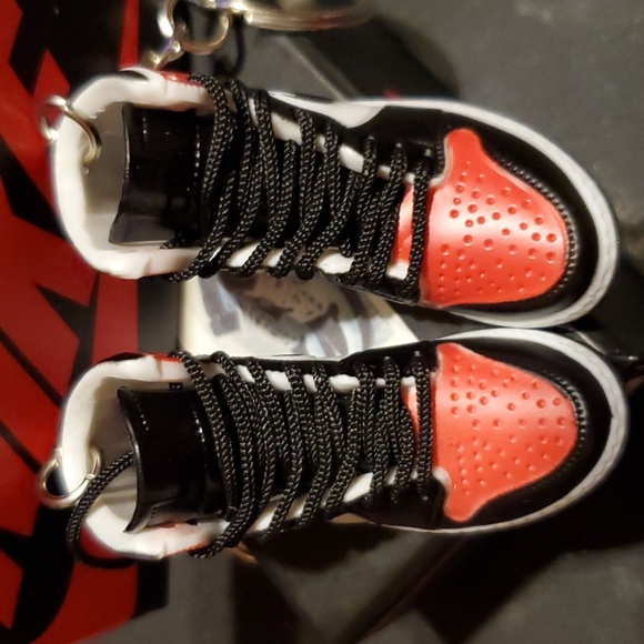 Custom Nike Shoe Keychains set of 2 shoes. (1 pair.) ❤️🖤 - Picture 9 of 16